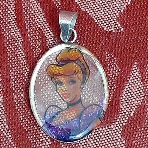 DISNEY CINDERELLA PENDANT SILVER TONE KIDS FASHION JEWELRY COLLECTABLE GIFT